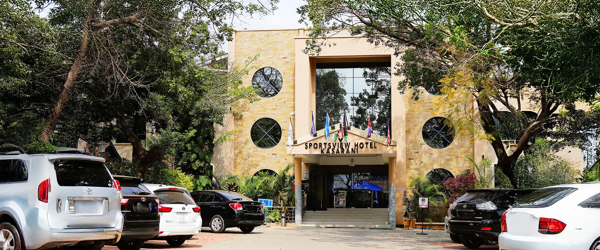 Sportsview Hotel – Exterior Entrance View